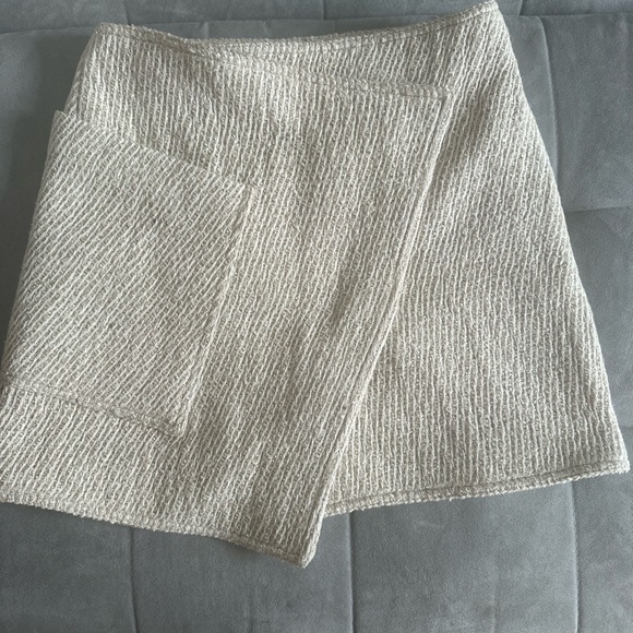 Dresses & Skirts - Never worn skirt HM, silk blend size 6